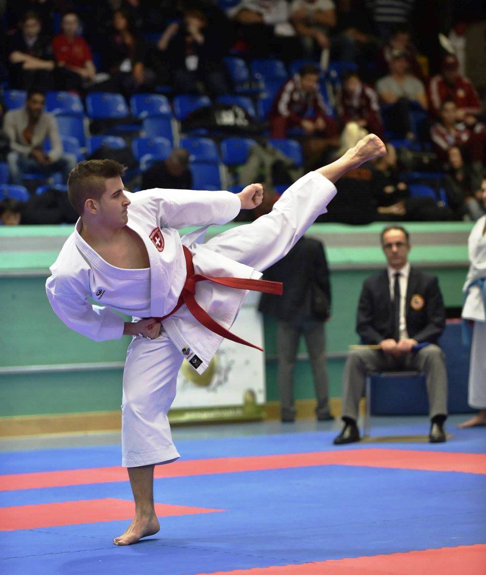 Maurice Rösch mit Side-Kick in der Kata Gankaku